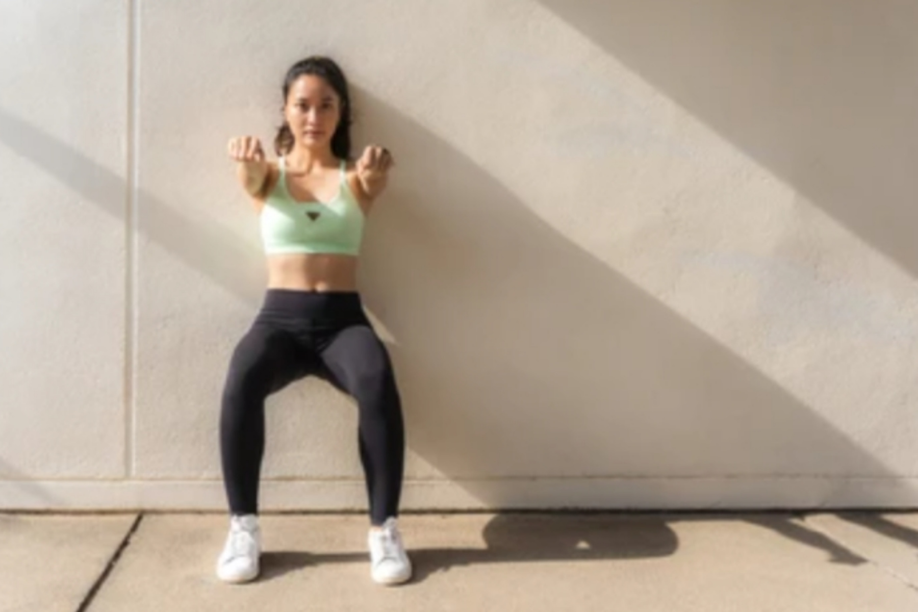 Sering Duduk Lama? Wall Sit Bisa Jadi Latihan Sederhana untuk Kaki