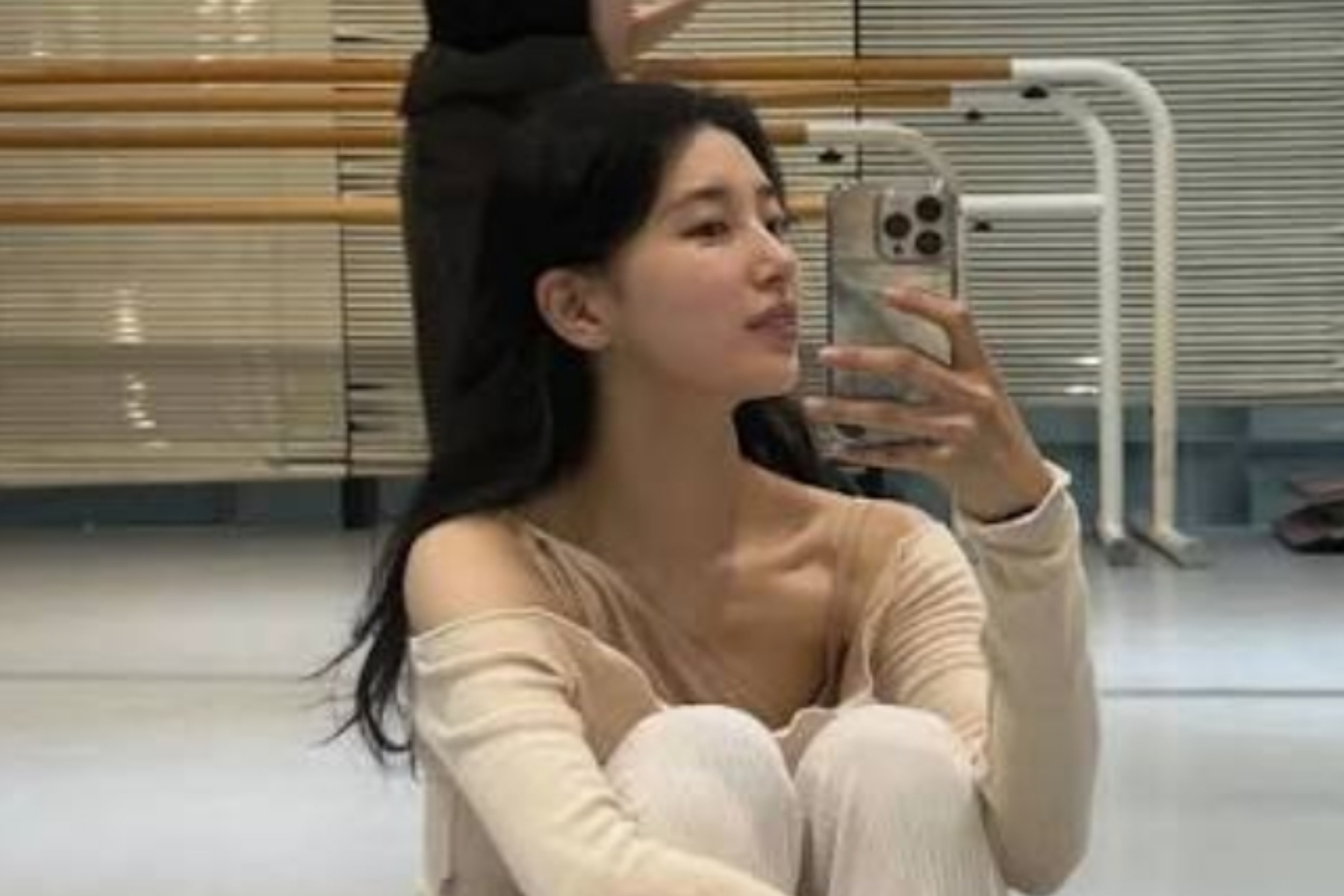 Suzy Tampil Elegan Saat Latihan Balet