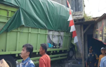 Truk Tabrak Rumah di Sukatani Kabupaten Purwakarta 7 Truk Tabrak Rumah di Sukatani Kabupaten Purwakarta