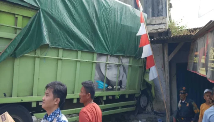 Truk Tabrak Rumah di Sukatani Kabupaten Purwakarta