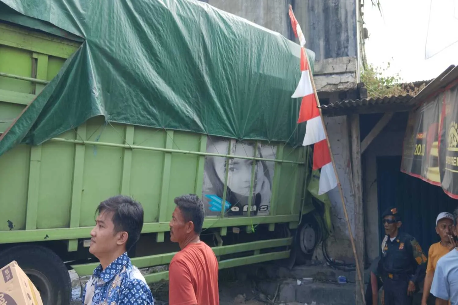 Truk Tabrak Rumah di Sukatani Kabupaten Purwakarta 1 Truk Tabrak Rumah di Sukatani Kabupaten Purwakarta