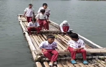 Viral! Siswa Cililin Bandung Barat ke Sekolah Naik Rakit