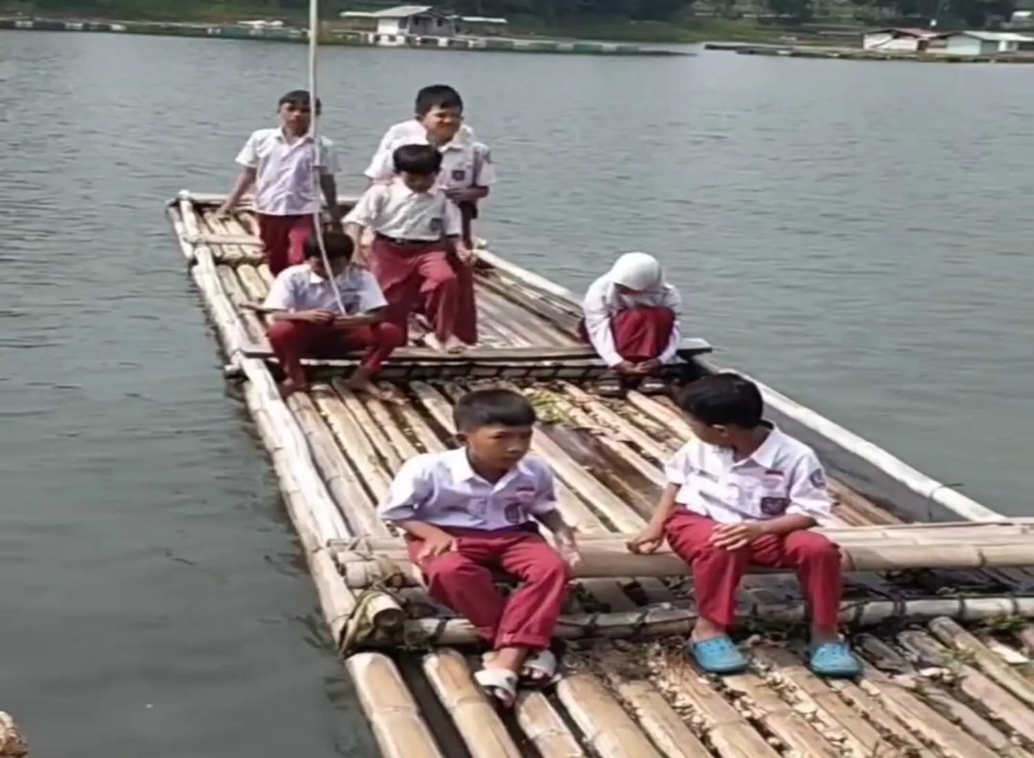 Viral! Siswa Cililin Bandung Barat ke Sekolah Naik Rakit