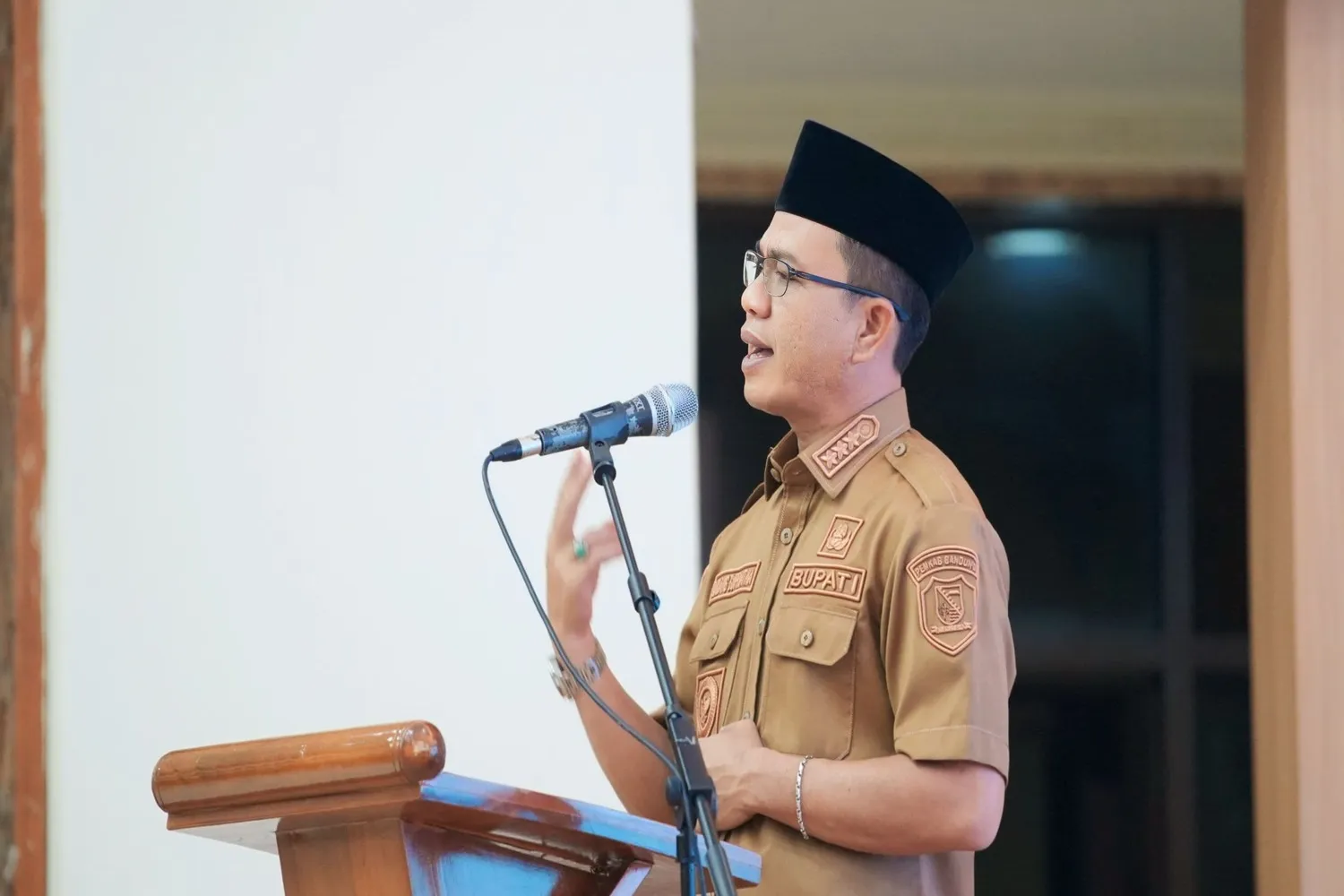 Bupati Bandung Ingatkan Bahaya Abu Vulkanik, Warga Diminta Waspada