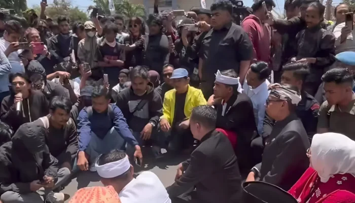 Demo Jalan Rusak, Dedi Mulyadi Turun ke Tengah Massa