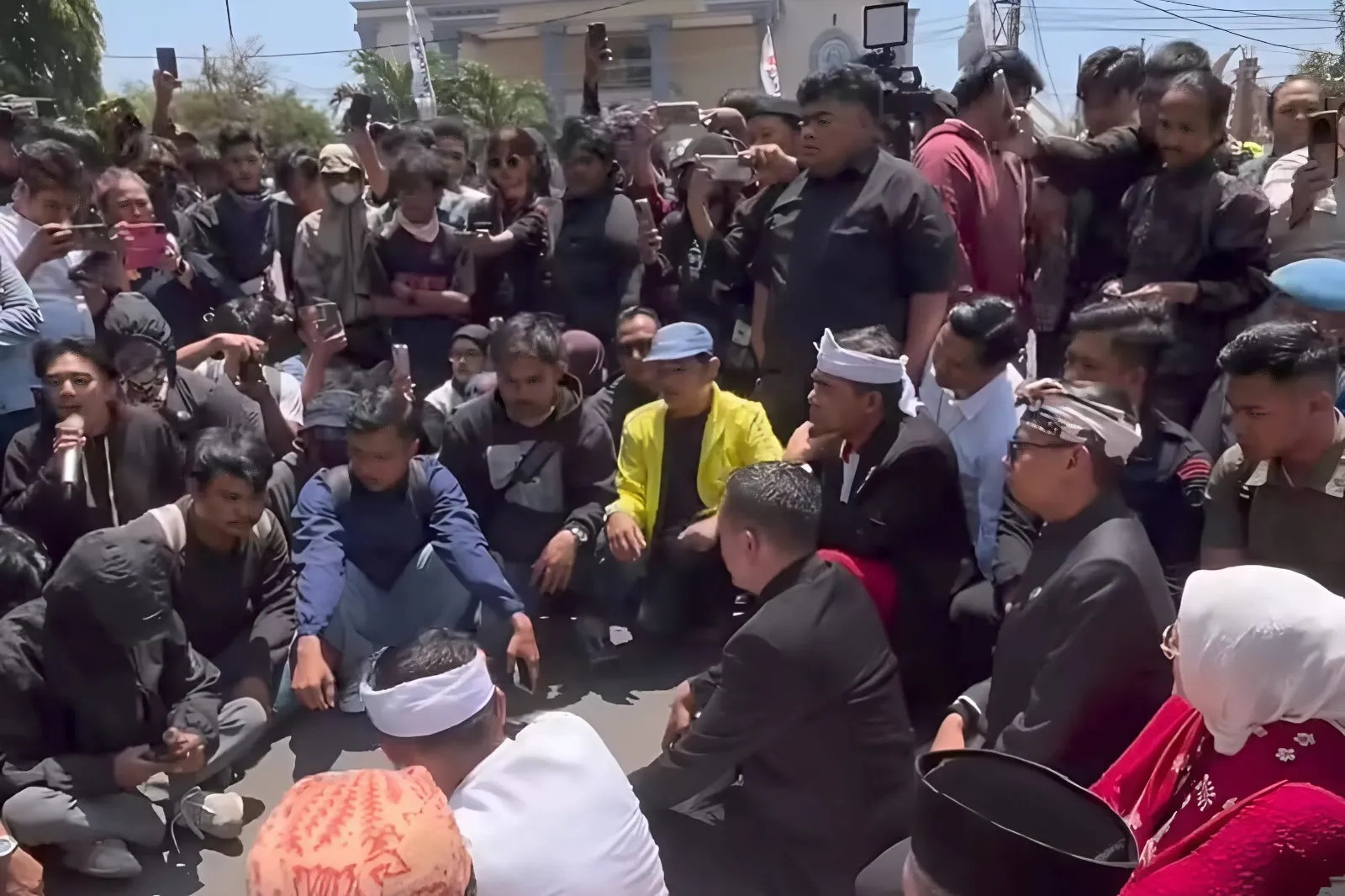 Demo Jalan Rusak, Dedi Mulyadi Turun ke Tengah Massa