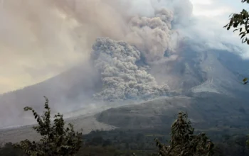 Gunung Merapi Luncurkan Awan Panas 2 Kilometer 1 Gunung Merapi Luncurkan Awan Panas 2 Kilometer