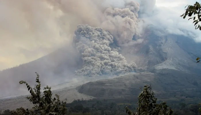 Gunung Merapi Luncurkan Awan Panas 2 Kilometer