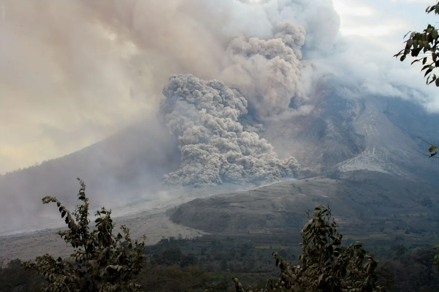 Gunung Merapi Luncurkan Awan Panas 2 Kilometer