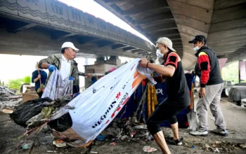 Herman Suryatman Soroti Sampah Menumpuk di Kolong Pasopati