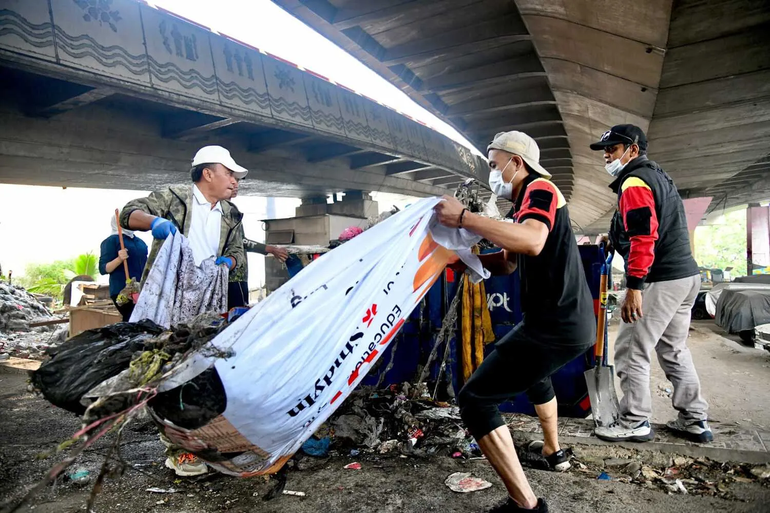 Herman Suryatman Soroti Sampah Menumpuk di Kolong Pasopati