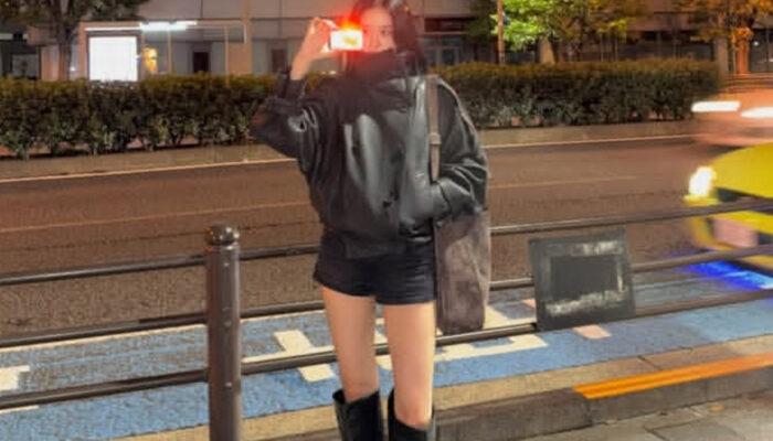IVE Yujin Tampil Serba Hitam di Bandara, Kaki Jenjang Jadi Sorotan