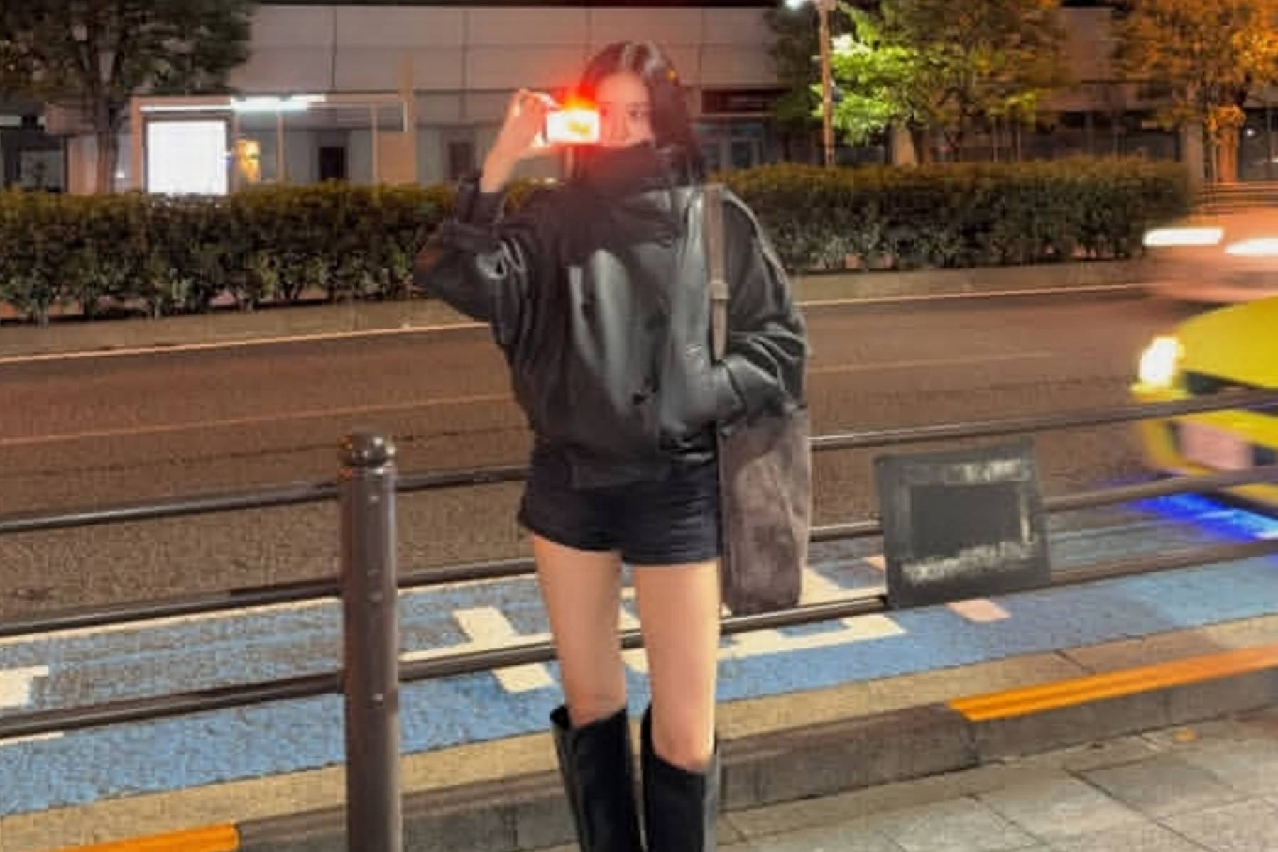 IVE Yujin Tampil Serba Hitam di Bandara, Kaki Jenjang Jadi Sorotan
