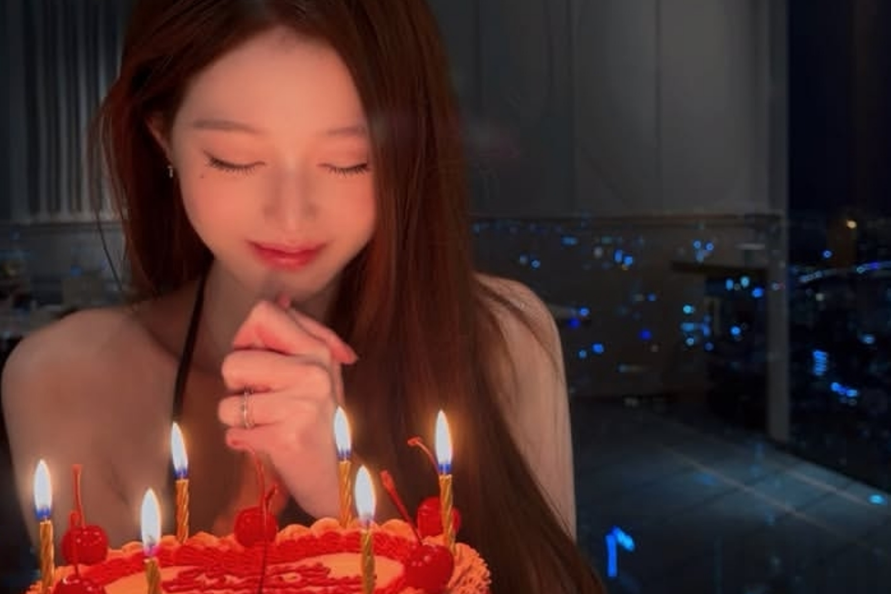Jang Won Young Dapat Kue dari Chef Son Jong Won saat Rayakan Ultah