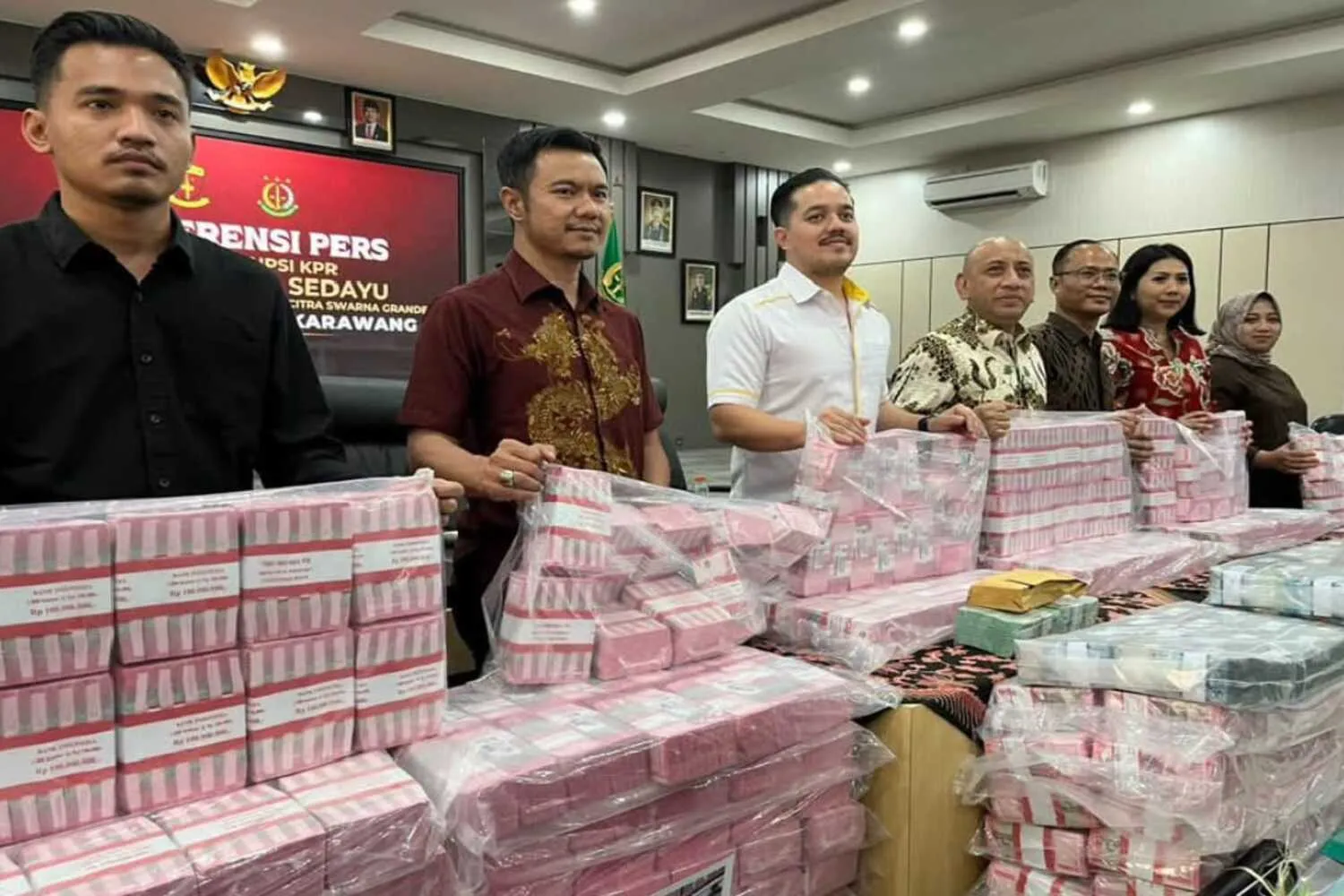 Kejari Karawang Pamer Barang Bukti Rp237 Miliar