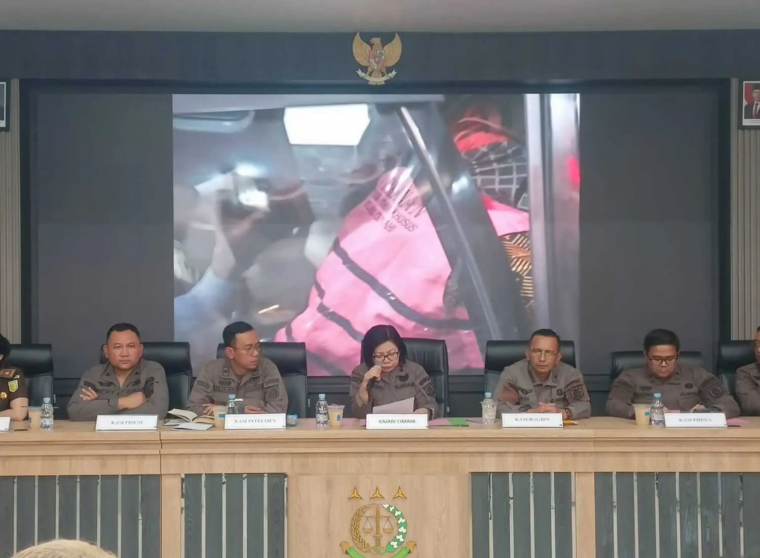 Kejari Kota Cimahi Tahan 2 Tersangka Kasus Korupsi Disnaker 1 Kejari Kota Cimahi Tahan 2 Tersangka Kasus Korupsi Disnaker
