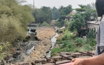 Laporan Bersih di Kertas Beda dengan Realita Dilapangan, Tumpukan Sampah Menumpuk di Jembatan Tarikolot Citeureup 3 Laporan Bersih di Kertas Beda dengan Realita Dilapangan, Tumpukan Sampah Menumpuk di Jembatan Tarikolot Citeureup