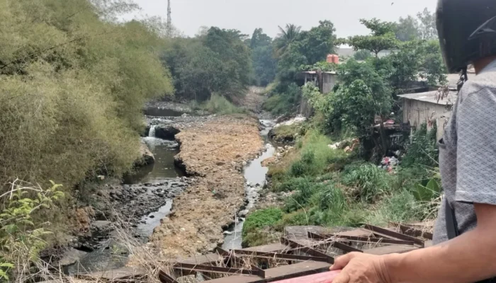Laporan Bersih di Kertas Beda dengan Realita Dilapangan, Tumpukan Sampah Menumpuk di Jembatan Tarikolot Citeureup