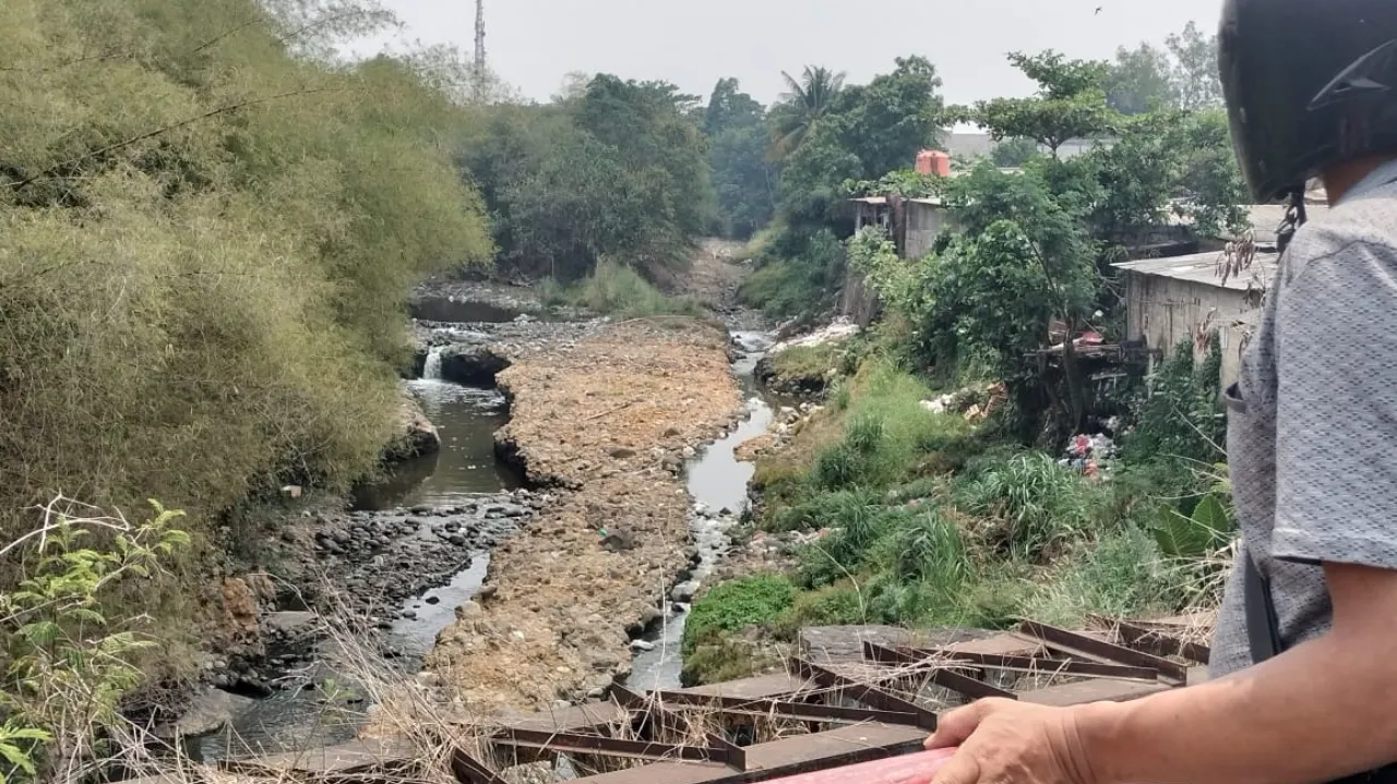 Laporan Bersih di Kertas Beda dengan Realita Dilapangan, Tumpukan Sampah Menumpuk di Jembatan Tarikolot Citeureup