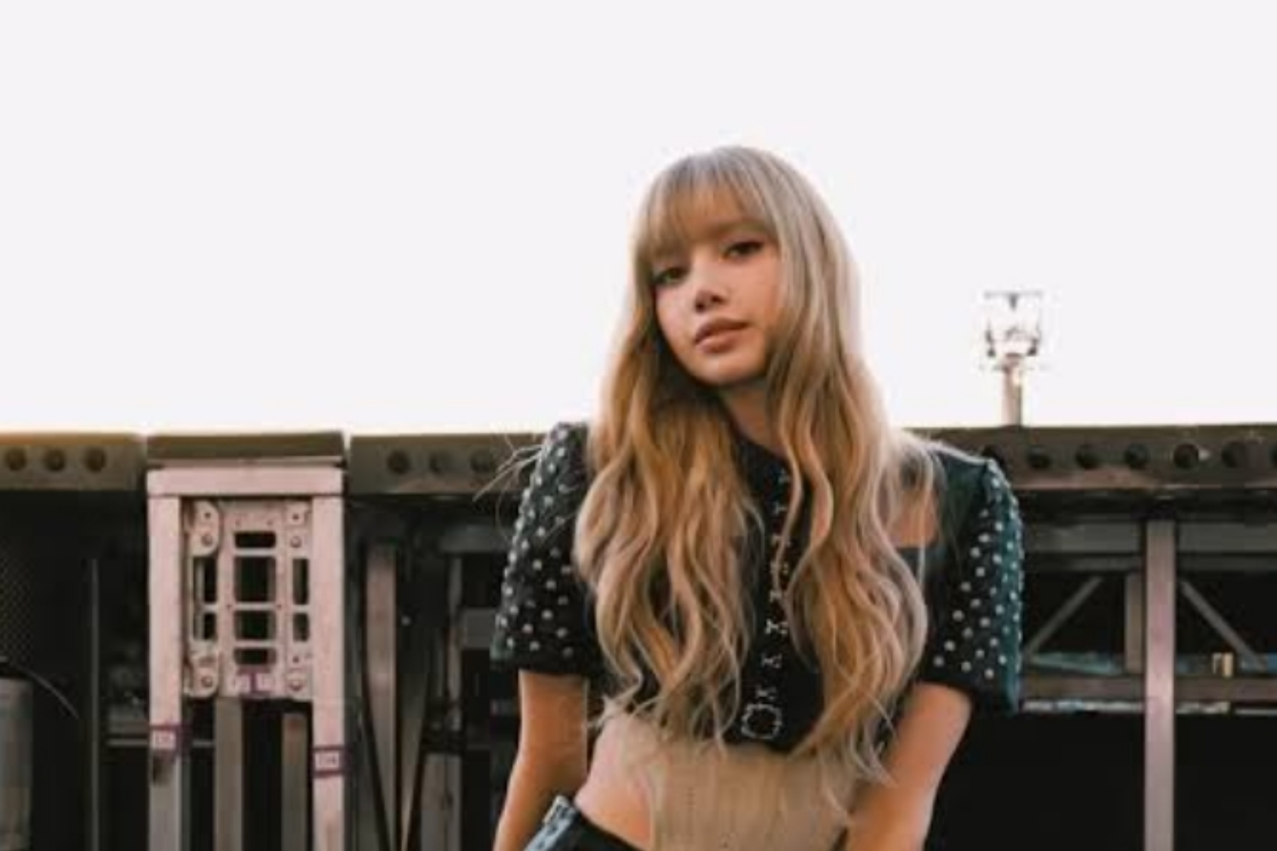 Lisa BLACKPINK Bawa Nuansa Thailand di “SaWaDiKa”, Comeback Makin Dekat