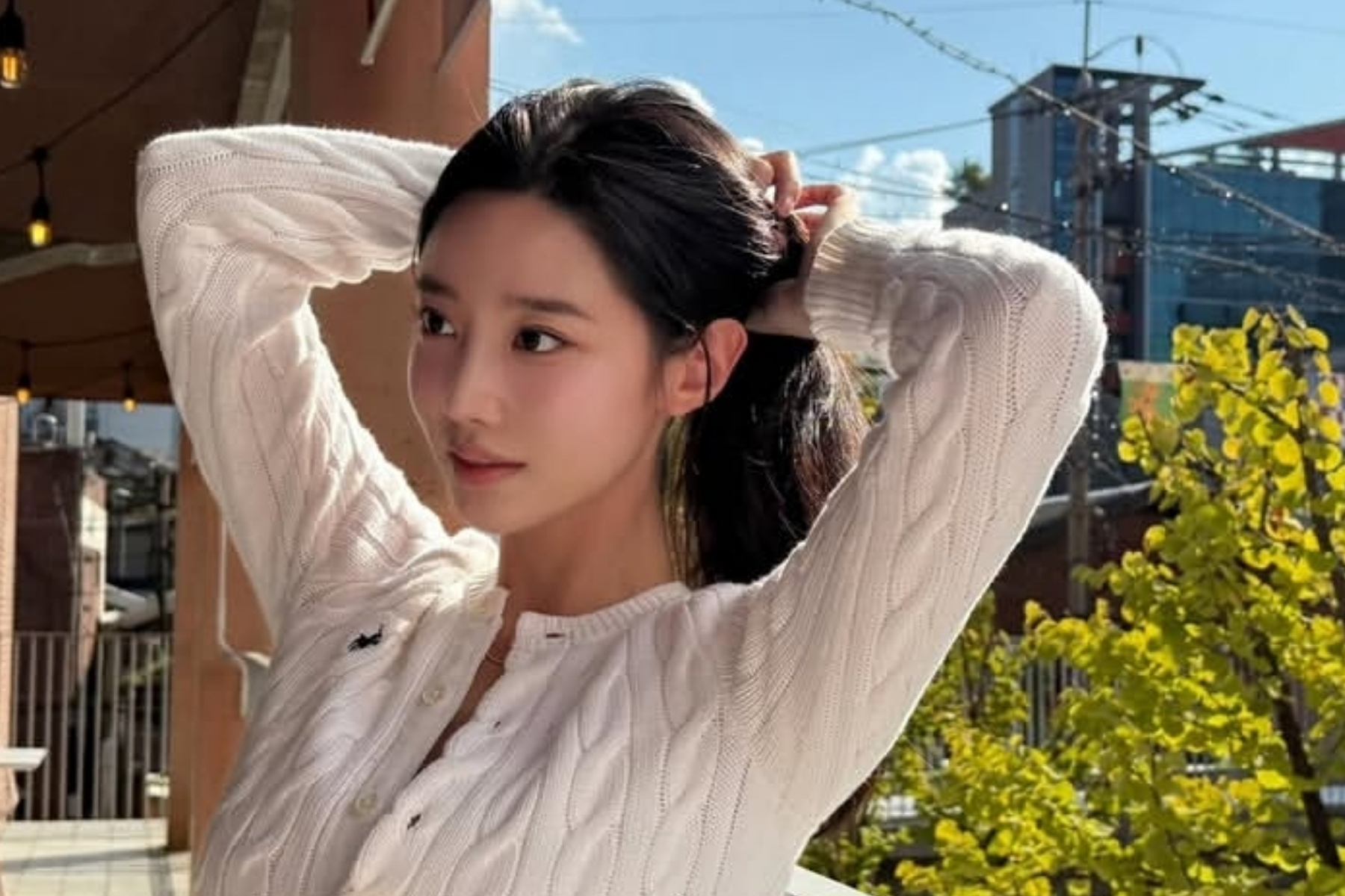 Outfit Shin Ji Won Jadi Perbincangan, Begini Penjelasannya