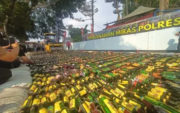 Polres Cimahi Musnahkan 15.000 Botol Miras Ilegal