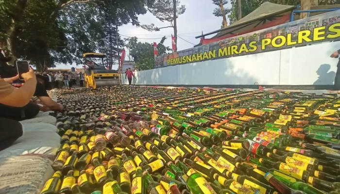 Polres Cimahi Musnahkan 15.000 Botol Miras Ilegal