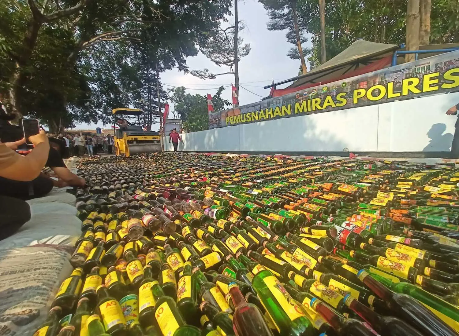 Polres Cimahi Musnahkan 15.000 Botol Miras Ilegal