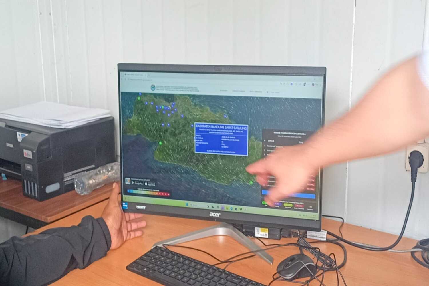 Udara Bandung Barat Dipantau Real-Time, PM2,5 Turun