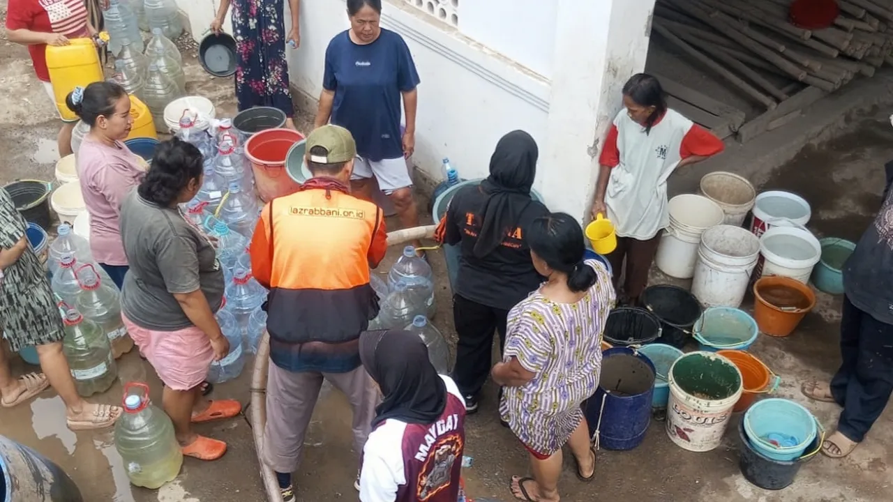 Wilayah Jonggol Alami Kekeringan, Pemkab Bogor Pasok 8.000 Liter Air Bersih untuk 300 Warga Sukamaju 1 Wilayah Jonggol Alami Kekeringan, Pemkab Bogor Pasok 8.000 Liter Air Bersih untuk 300 Warga Sukamaju