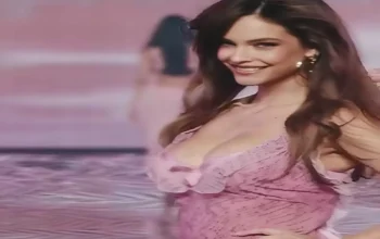 Barbara Palvin Tampil di Victoria’s Secret 2026 Usai Melahirkan 3 Barbara Palvin Tampil di Victoria’s Secret 2026 Usai Melahirkan