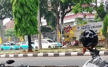Bendera Partai Golkar Masih Berkibar di Jl. Tegar Beriman Cibinong Bogor, Dinilai Menghalangi Pandangan Pengendara