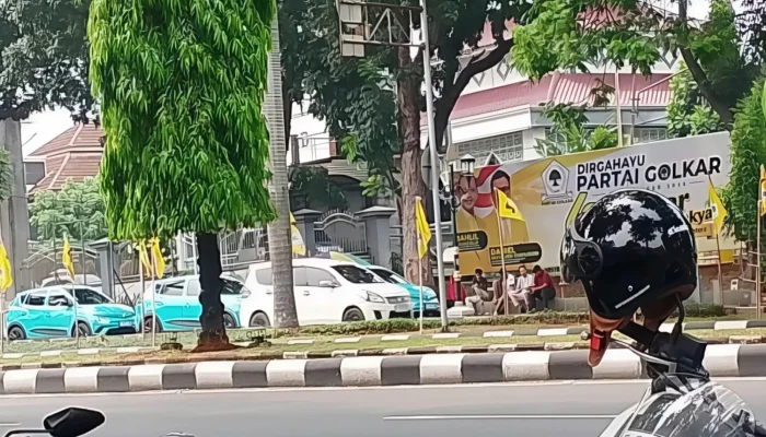 Bendera Partai Golkar Masih Berkibar di Jl. Tegar Beriman Cibinong Bogor, Dinilai Menghalangi Pandangan Pengendara