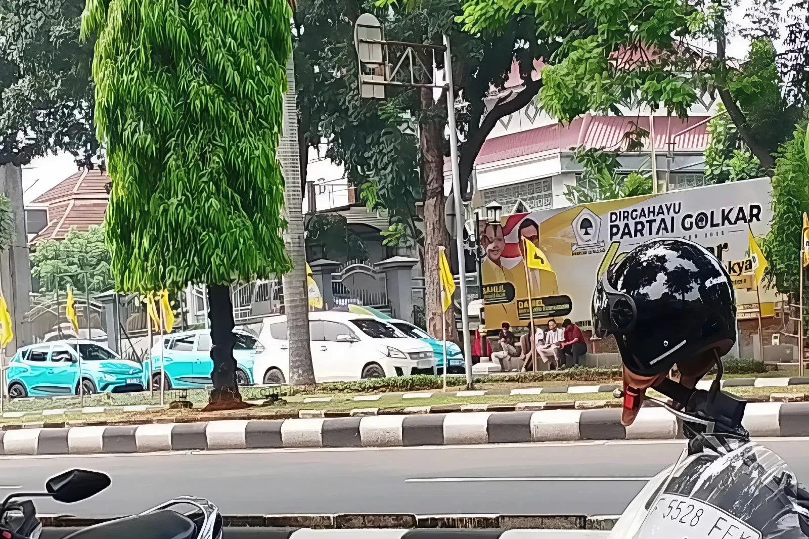 Bendera Partai Golkar Masih Berkibar di Jl. Tegar Beriman Cibinong Bogor, Dinilai Menghalangi Pandangan Pengendara