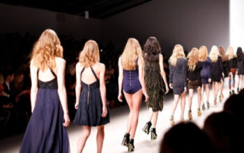 Di Balik Kamera, Fotografer Berburu Momen Fashion Week