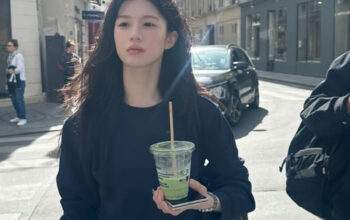 Go Youn Jung Curi Perhatian Saat Liburan di Paris dengan Galaxy Z Fold8 3 Go Youn Jung Curi Perhatian Saat Liburan di Paris dengan Galaxy Z Fold8