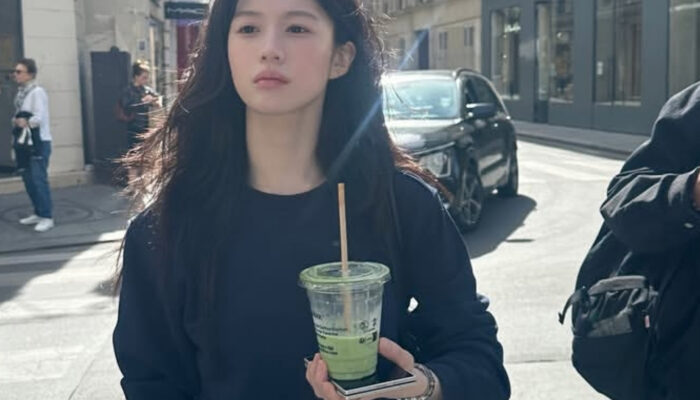 Go Youn Jung Curi Perhatian Saat Liburan di Paris dengan Galaxy Z Fold8