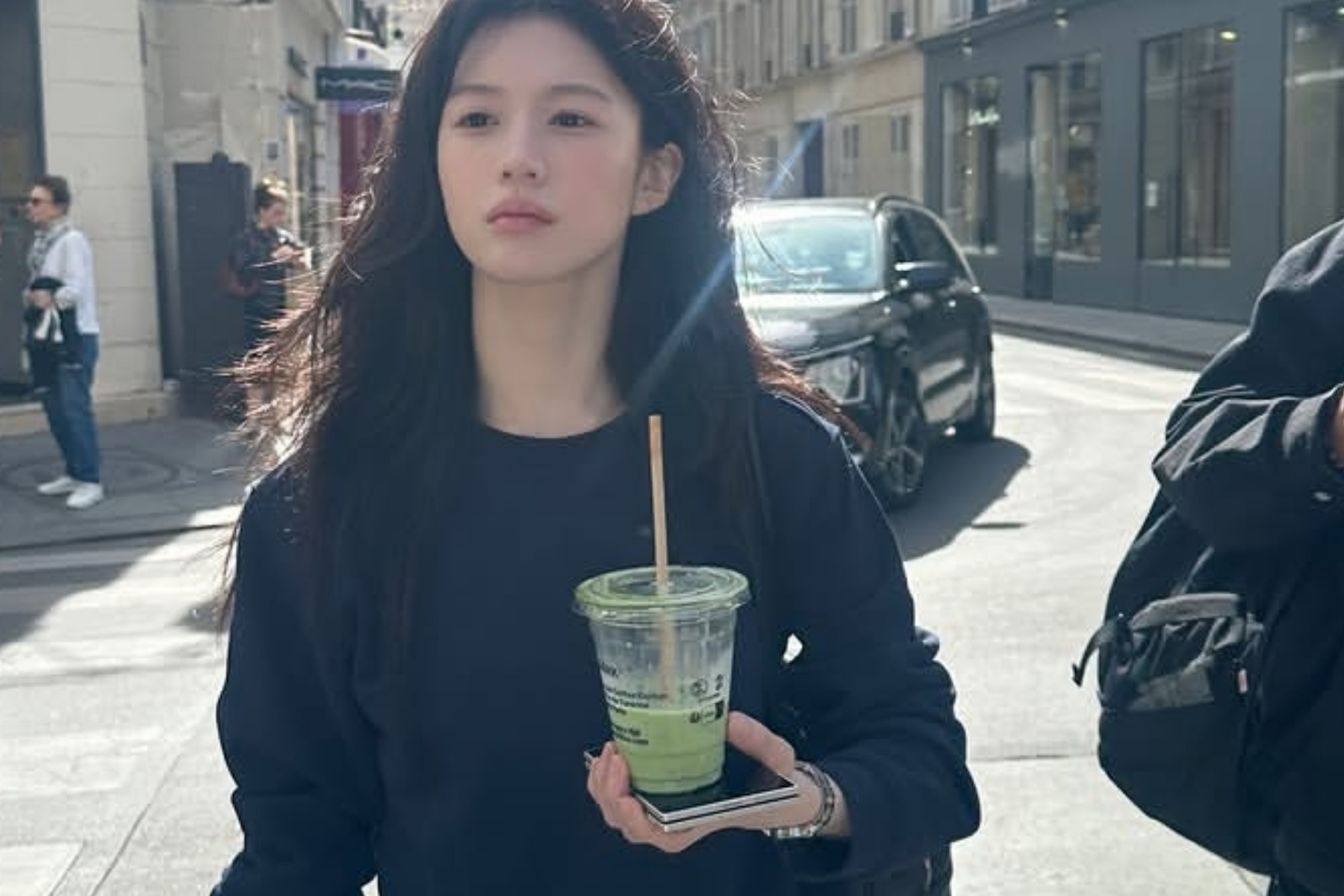 Go Youn Jung Curi Perhatian Saat Liburan di Paris dengan Galaxy Z Fold8