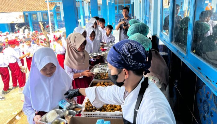 Dukung Kesehatan Anak, Yayasan Tidar Biru Sejahtera Inisiasi Format Prasmanan MBG di SD Babakan 1 Sukabumi