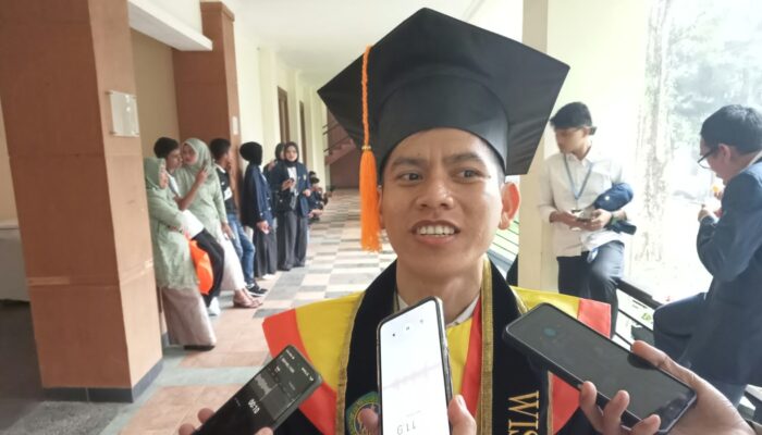 Tinggal di Toko Fotokopi dan Andalkan Beasiswa, Pemuda Asal Palembang Sukses Jadi Lulusan Terbaik STISIP Syamsul Ulum Sukabumi