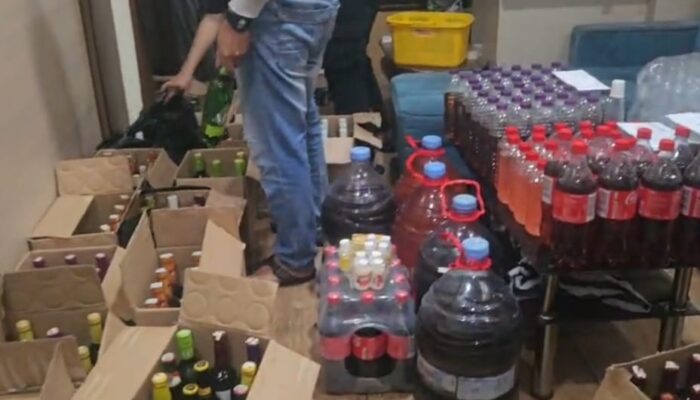 Sarang Miras Oplosan Maut di Kota Sukabumi Digerebek Polisi, Galon dan Ratusan Botol Siap Edar Disita!