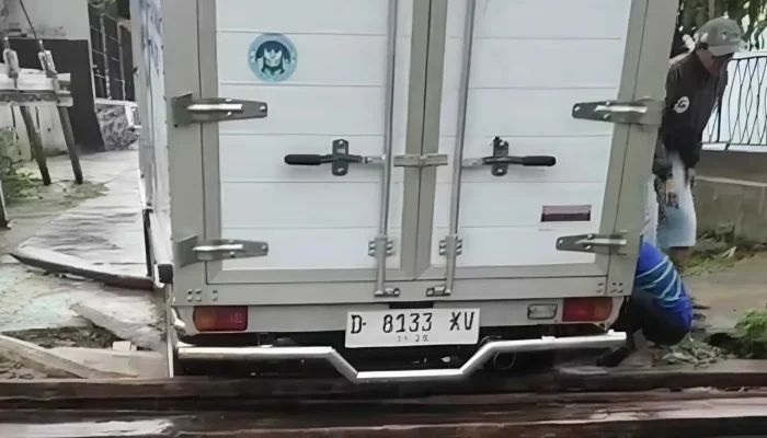 Jembatan Gununghalu–Rongga Bandung Barat Rusak Parah, Mobil MBG Terperosok
