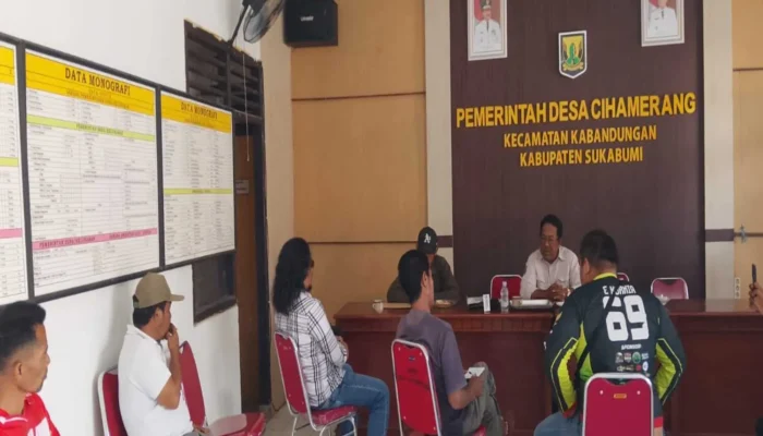 Warga Cihamerang Kabupaten Sukabumi Geruduk Kantor Desa, Anggaran KDMP Dipertanyakan