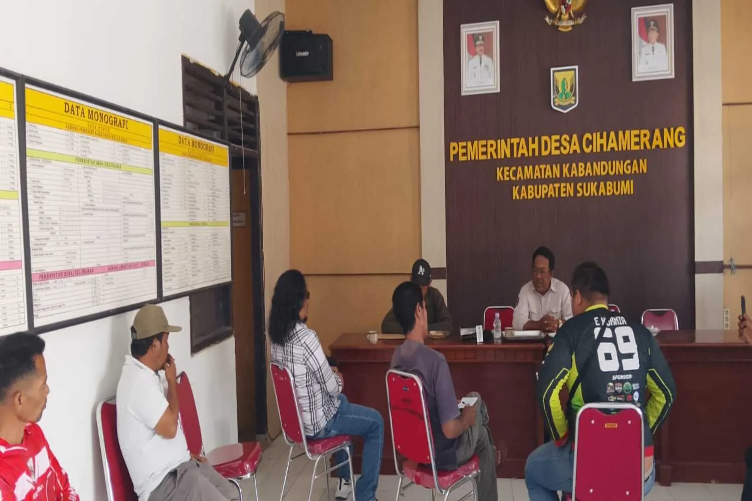 Warga Cihamerang Kabupaten Sukabumi Geruduk Kantor Desa, Anggaran KDMP Dipertanyakan 1 Warga Cihamerang Kabupaten Sukabumi Geruduk Kantor Desa, Anggaran KDMP Dipertanyakan